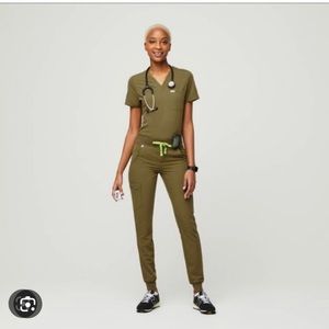Olive Martini Set
Top: XXS Catarina one pocket top 
Bottom XS/P Jogger